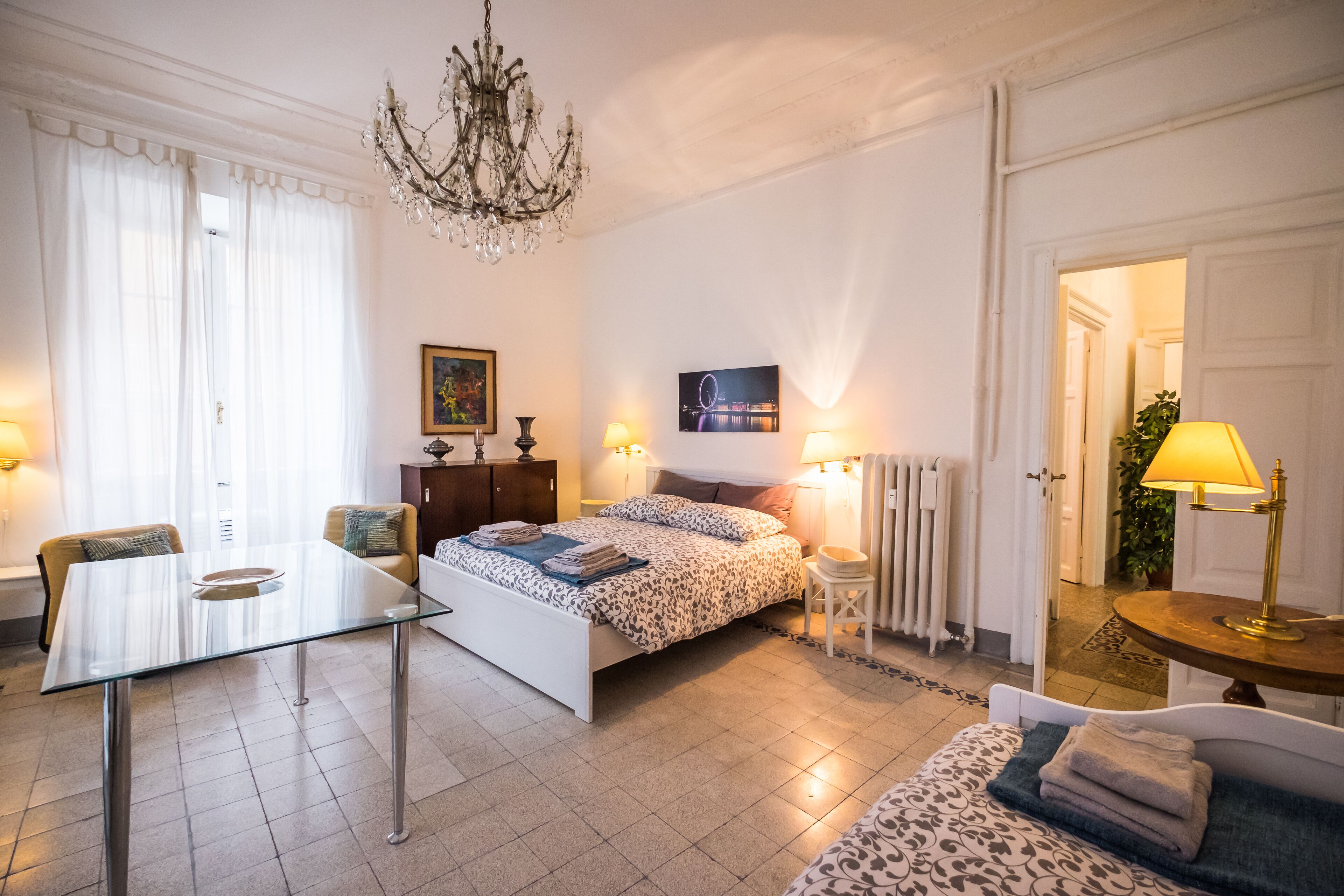 3 bedrooms, desk, iron/ironing board, cribs/infant beds