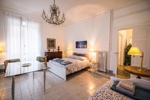 3 habitaciones, escritorio, tabla de planchar con plancha y cunas 