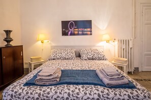 3 habitaciones, escritorio, tabla de planchar con plancha y cunas 