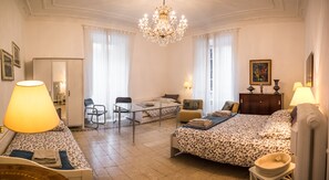 3 habitaciones, escritorio, tabla de planchar con plancha y cunas 