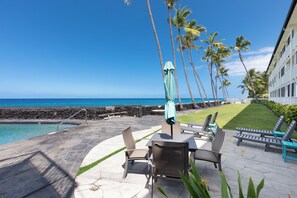 Pool - 🌊 Surf & Stay Studio | Ocean Front | AC | WiFi | Beach Gear Included 🌊 (Kailua-Kona)