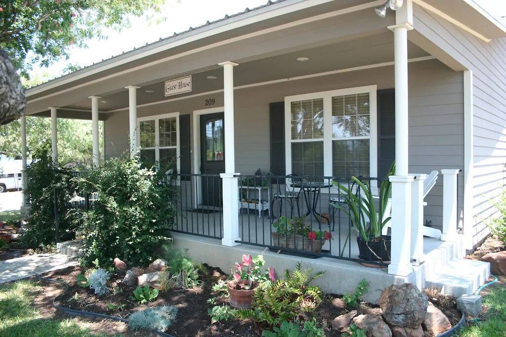 The Sunday House -Adorable Hill Country Cottage - Llano River, Shopping, Sights