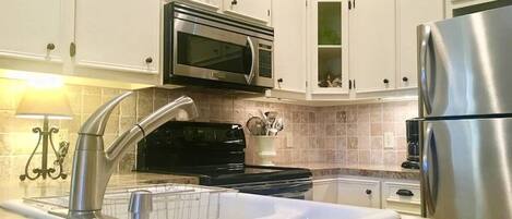 Frigorifero, microonde, forno, piano cottura