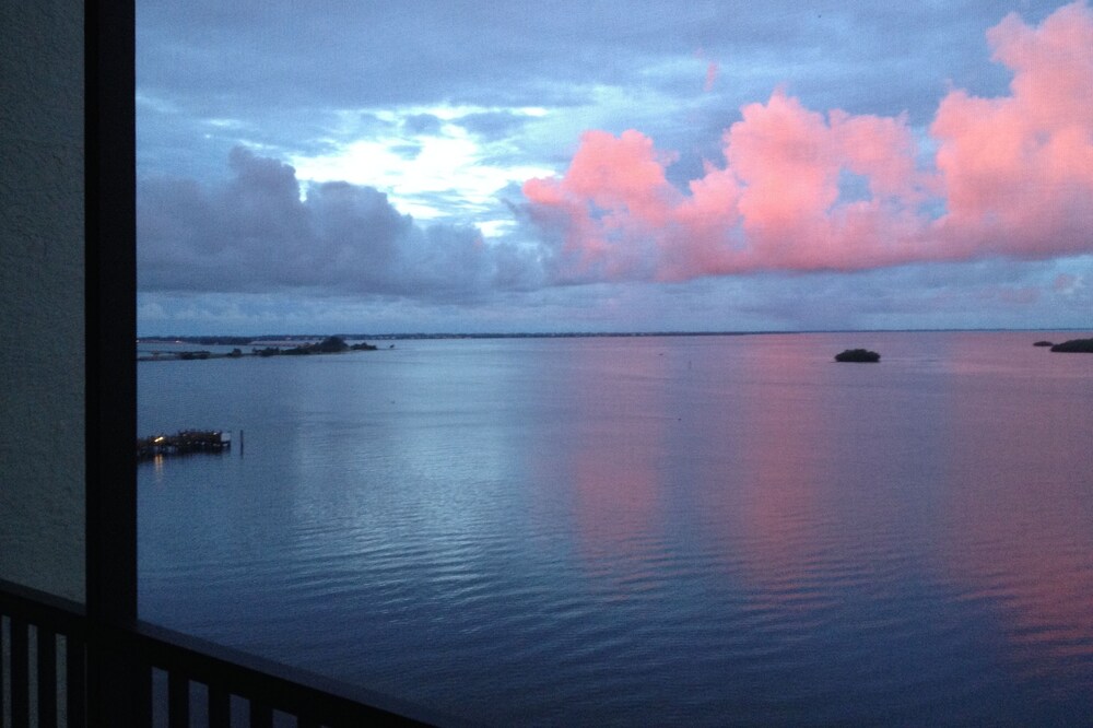 Sanibel Harbour Resort beachfront 2BR/2B next to 4-star Resort 9th Fl Pool Open!