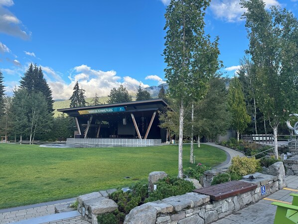 Property grounds - Premier Newly Renovated Clean Whistler Village Condo with Pool/ Hot Tub (Whistler)