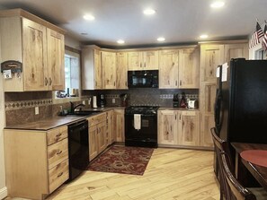 Fridge, microwave, oven, stovetop - Premiere Family-Friendly Lakeside Cabin, Beautiful Views, Free Dock & Boat Slip (Lake Almanor)