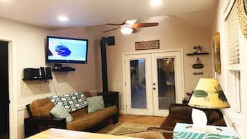 Televisión y chimenea