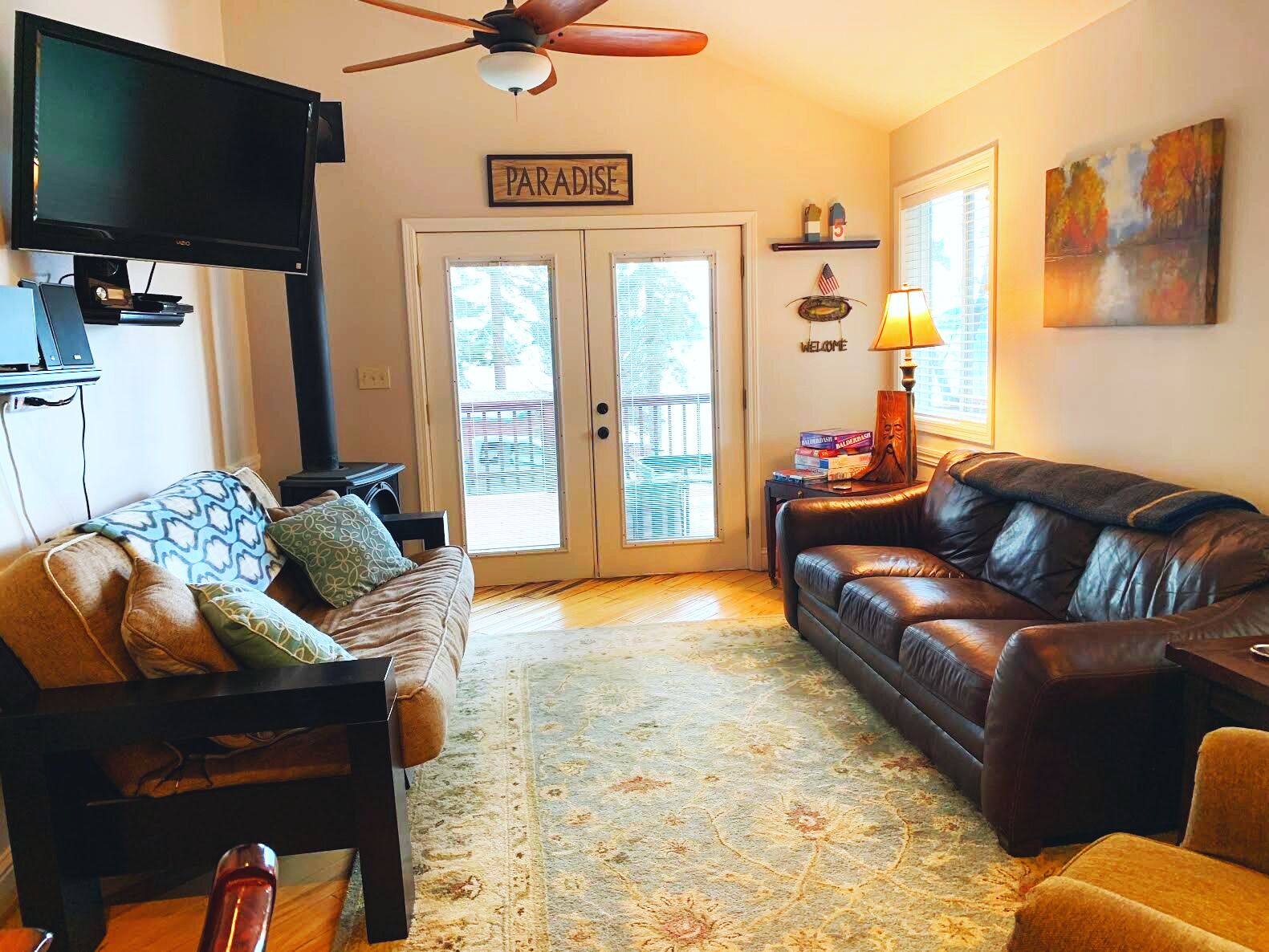 Una televisión, una chimenea