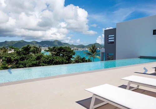 Oceanfront amazing 2 bedrooms Condo