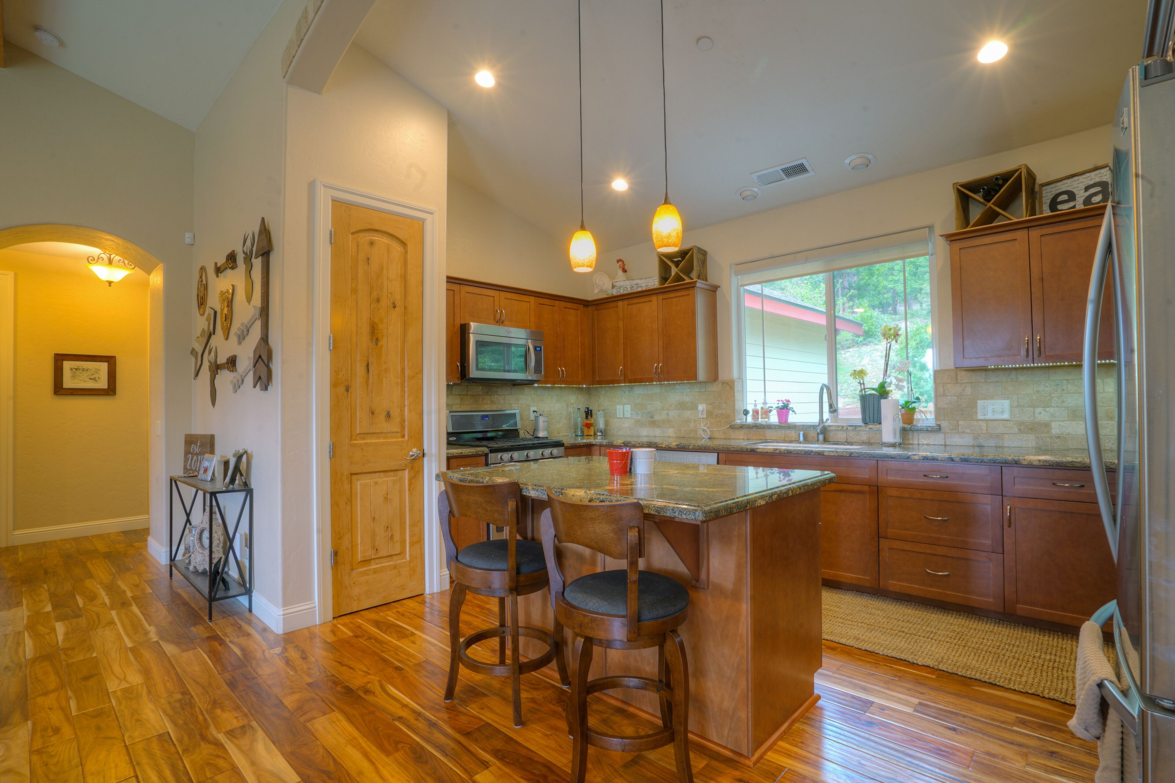 Spacious 6BDR cabin with game room, amazing views , A/C. Near Town/Lake/Slopes