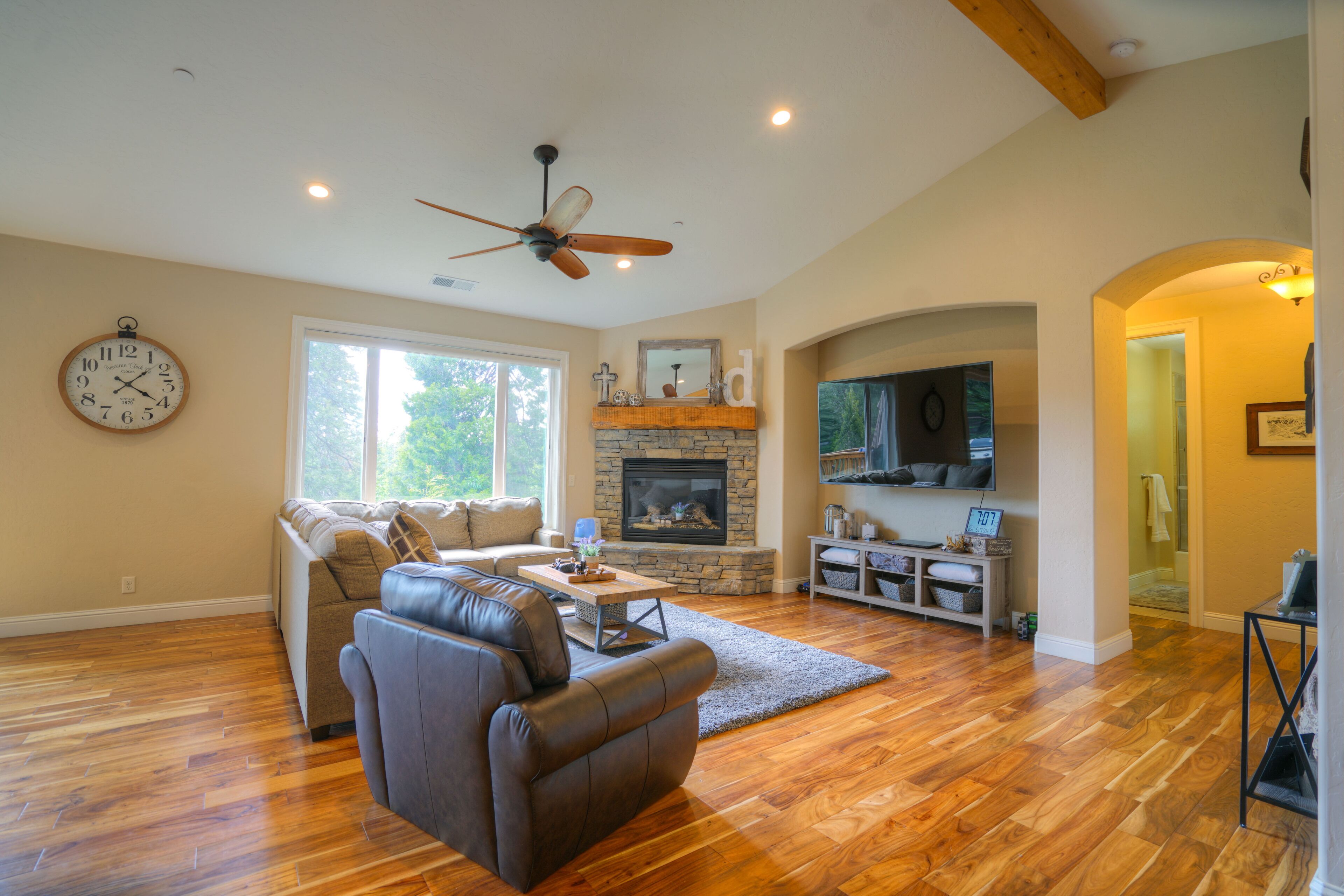 Spacious 6BDR cabin with game room, amazing views , A/C. Near Town/Lake/Slopes