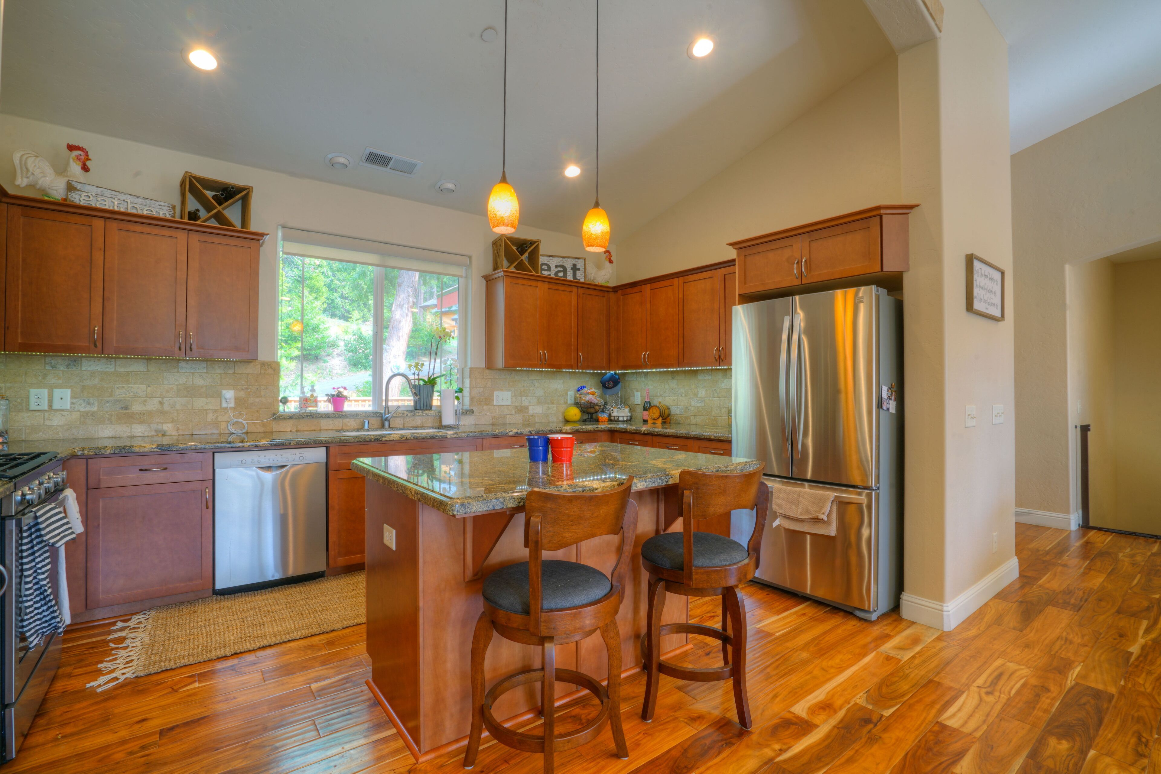 Spacious 6BDR cabin with game room, amazing views , A/C. Near Town/Lake/Slopes