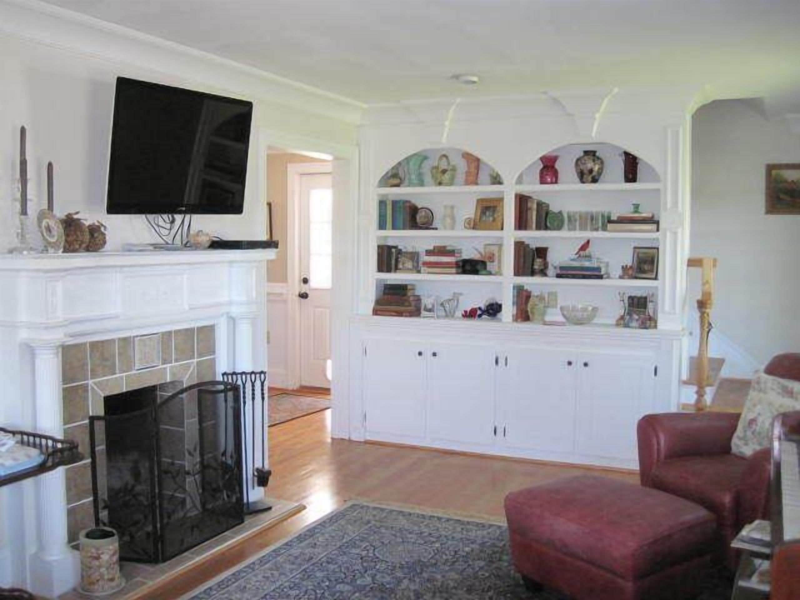 Carol's Cottage. 1/2 mile from Virginia Horse Center. 2 miles to VMI, W&L, Lex!