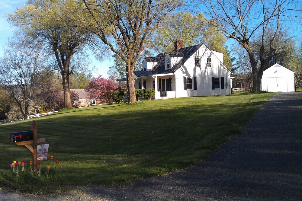 Carol's Cottage. 1/2 mile from Virginia Horse Center. 2 miles to VMI, W&L, Lex!