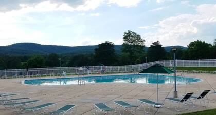 Cozy townhouse on Woods Resort Golf, spa, swimming, tennis and hiking