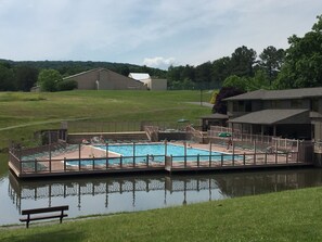 Inomhuspool och utomhuspool