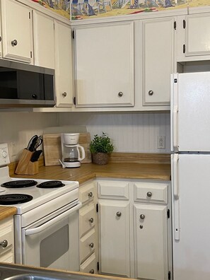 Frigorifero, microonde, forno, piano cottura