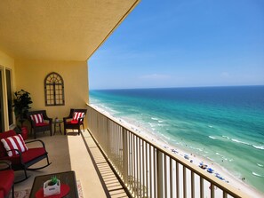 Ein Balkon mit Blick auf den Strand und das Meer.
