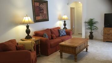 TV connectée, lecteur de DVD, baby-foot, livres