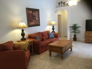 TV connectée, lecteur de DVD, baby-foot, livres