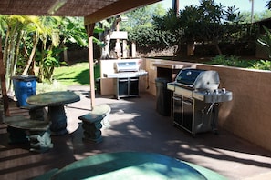 Outdoor dining - Experience Maui in Comfort!! ~Fully Furnished 1b/2b Recently Updated Condo (Kihei)