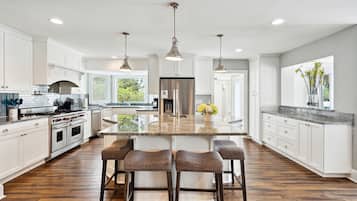 Kjøleskap, mikrobølgeovn, ovn og kokeplater