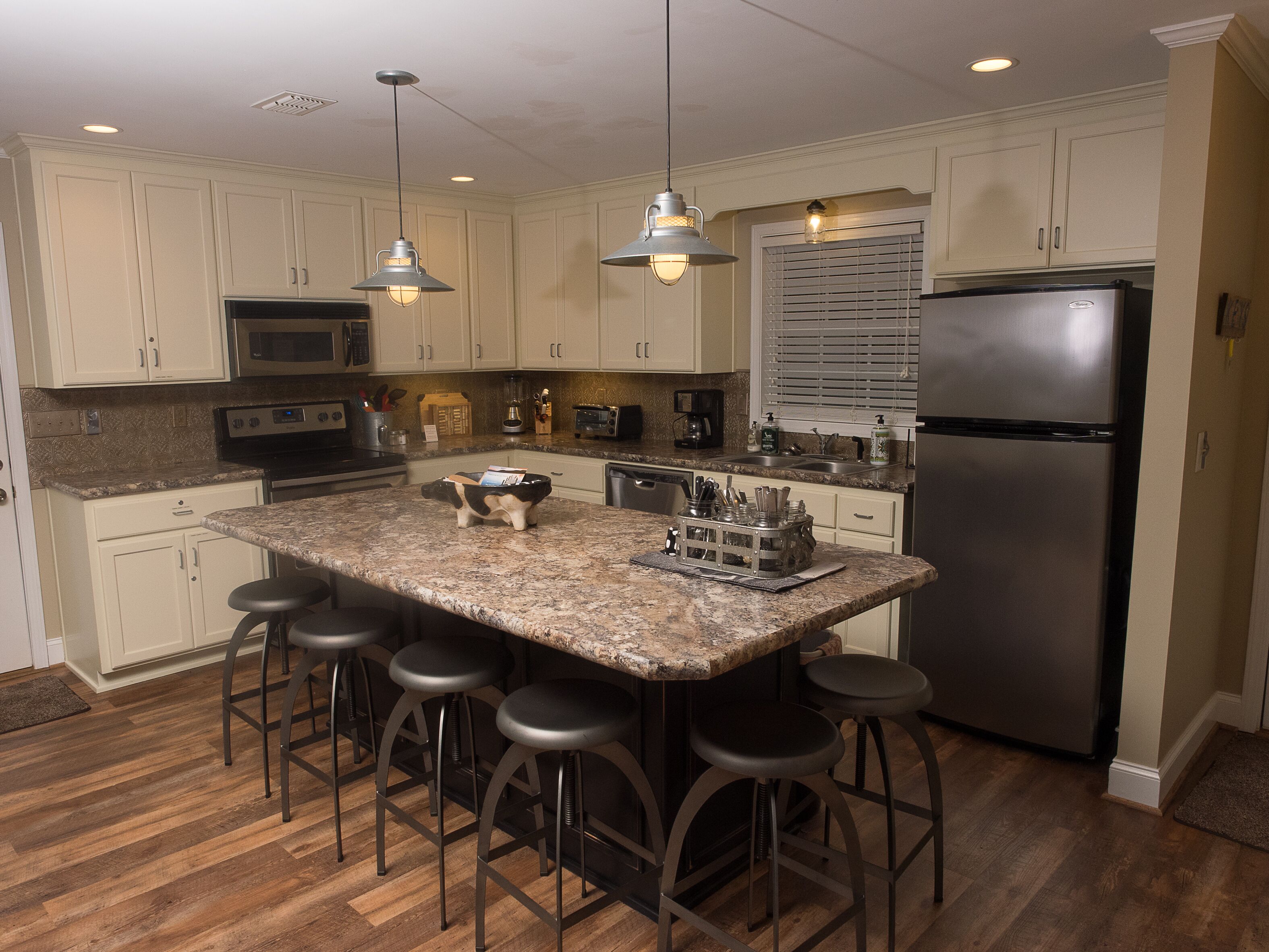 Stylish Water Retreat Ready for You to Relax/Enjoy and be Safe