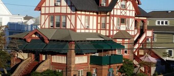 Ocean City Mega-Mansion, 10 Bedrooms, 6+ Baths, 12th St 950 ft to Beach King Bed