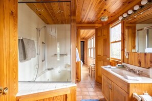 Combined shower/tub, jetted tub, hair dryer, towels - Lakefront Cabin, 2 bedrooms downstairs, 2 upstairs in loft - Sleeps 6 (Highlands)