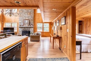 4 bedrooms, desk, iron/ironing board, free WiFi