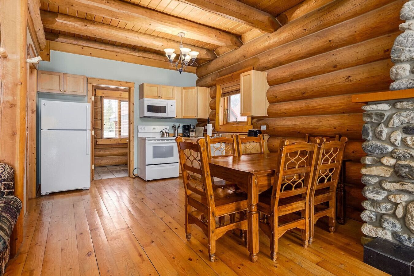 Kitchen with dining table for 6.