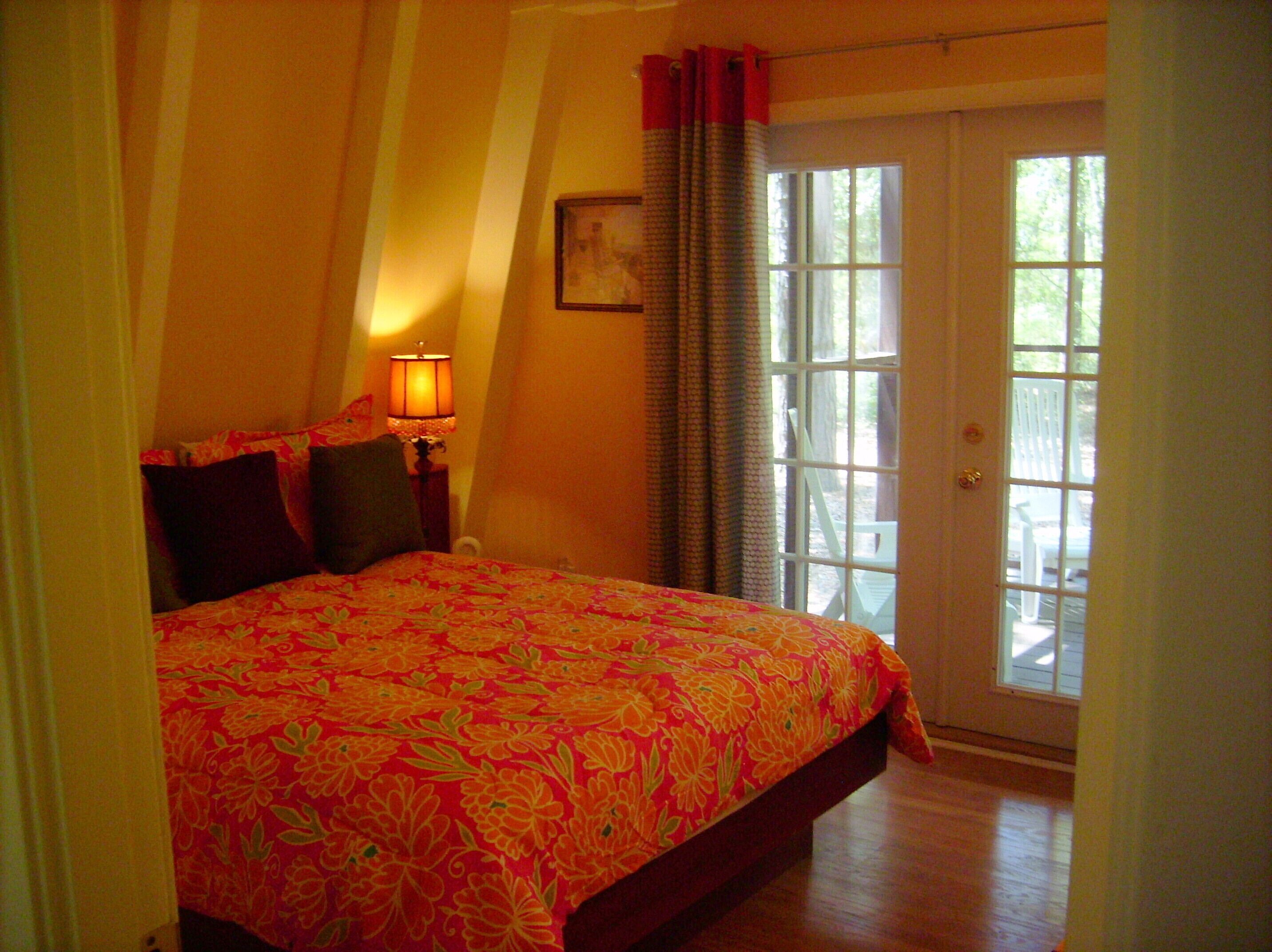 Clean ~ beautiful setting ~ scenic walk or ride your bikes to the beach 