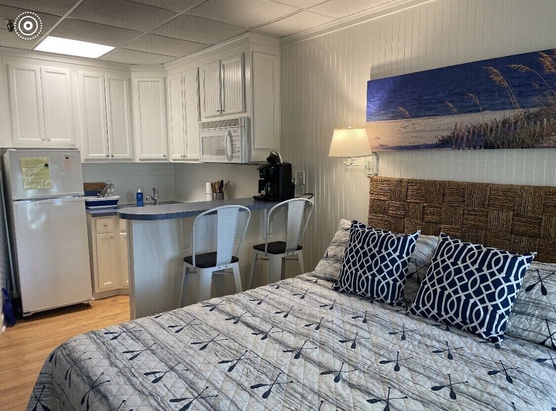 STEPS TO SAND ~ BEACH SUNSUITE EFFICIENCY ~ CENTER ISLAND