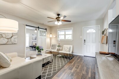 Charming Stones Throw Cottage walk to UNT!