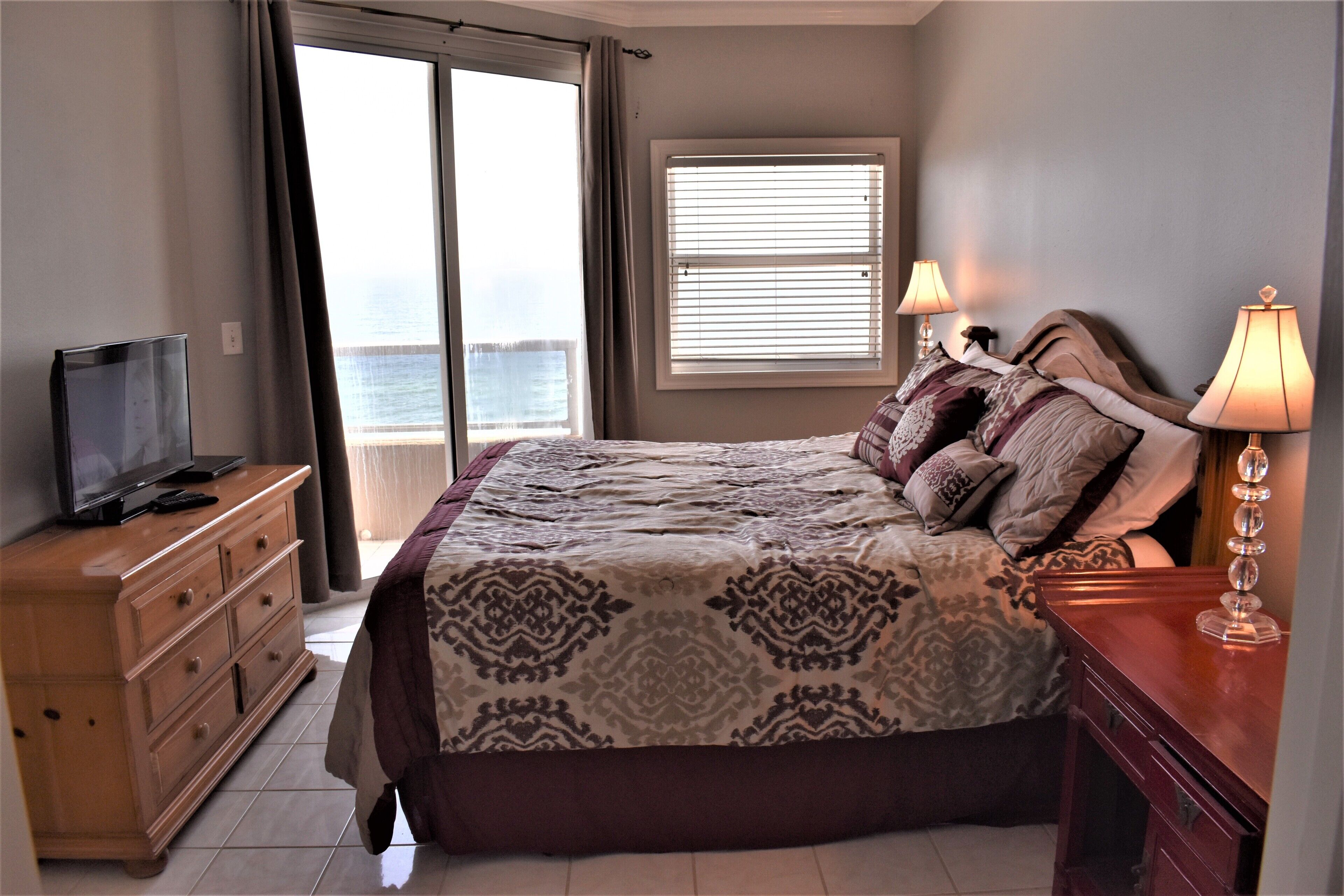 Beach Front/New Pool/Free Wifi/in-unit Jacuzzi/Tennis Court/Parking onsite