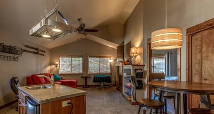 Fantastic location,  spacious and beautiful, perfect for groups, hot tub, dog ok