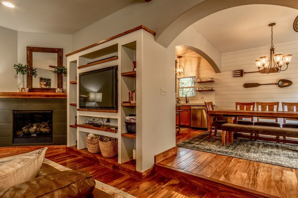 Smart TV, fireplace, books, stereo