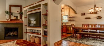 Fantastic location,  spacious and beautiful, perfect for groups, hot tub, dog ok