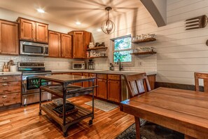 Fridge, microwave, oven, stovetop - Fantastic location,  spacious and beautiful, perfect for groups, hot tub, dog ok (Bend)