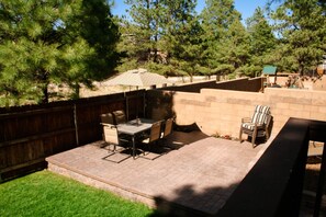 Outdoor dining - Beautiful 3,000sqft Home Perfect For Your Mountain Getaway! (Flagstaff)