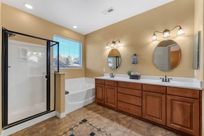 Combined shower/tub, towels