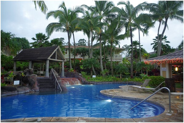 Alberca al aire libre y alberca climatizada