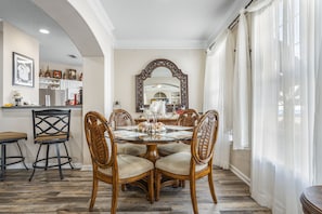 Dining - Biloxi/gulfport condo, gated community/newly decorated/pet friendly (Gulfport)