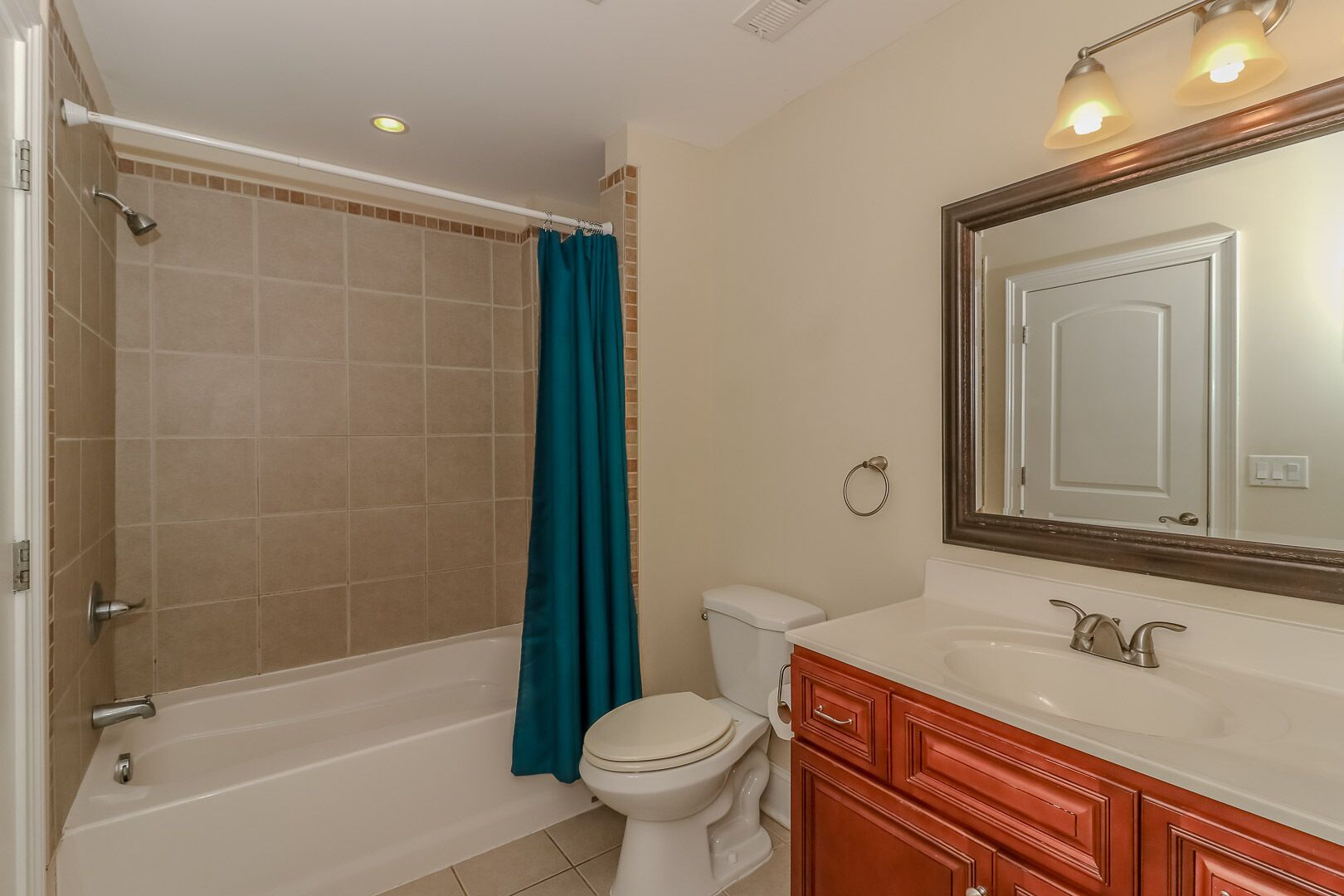 Une salle de bain avec une baignoire, des toilettes et un meuble-lavabo avec un miroir.