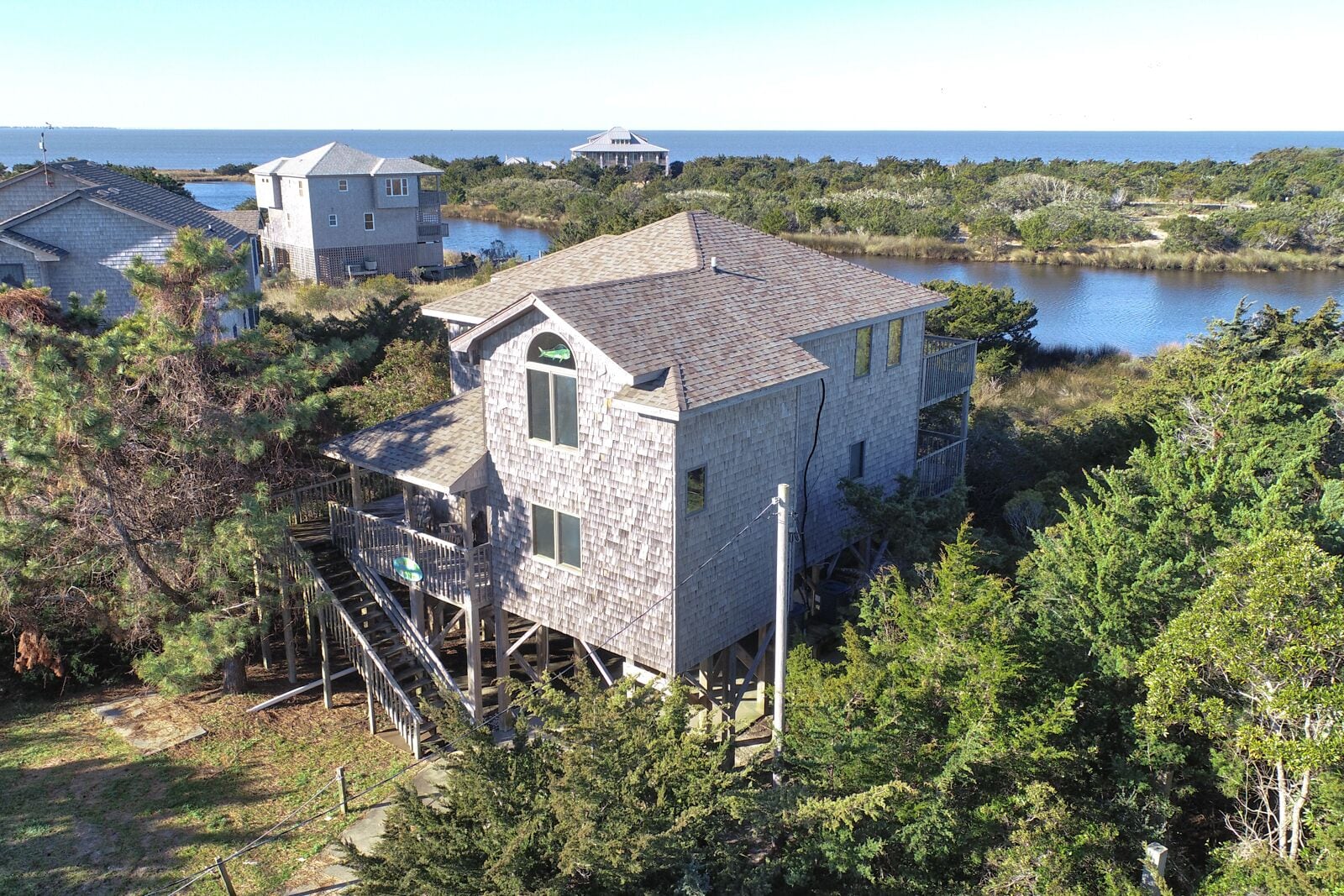 Waterfront sunsets; 5min walk to beach; secluded; quiet; spacious Great Room
