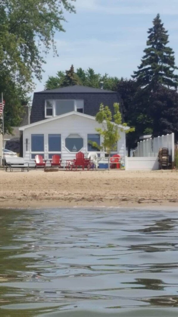 WATERFRONT HOME WITH BEAUTIFUL SANDY BEACH, LOCATED IN TOWN Caseville
