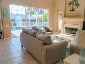 Smart TV, fireplace, DVD player, books - 4 BR canal home Sleeps 8 by FVC (Sarasota)