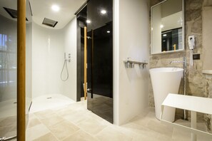 Badewanne, Haartrockner, Bidet, Handtücher
