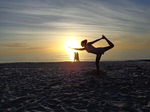 Playa en los alrededores, camastros y toallas de playa 