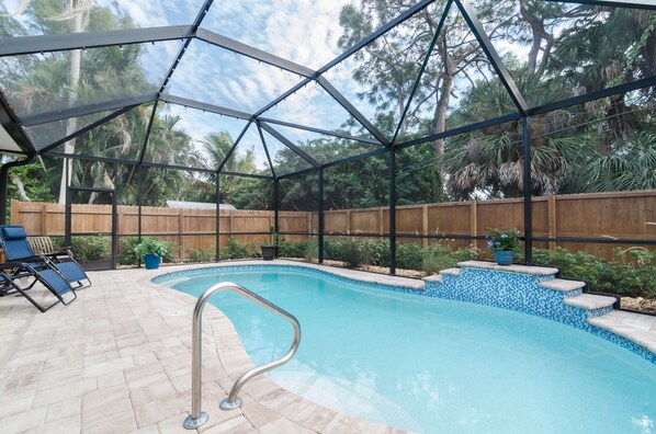 Alberca al aire libre y alberca climatizada